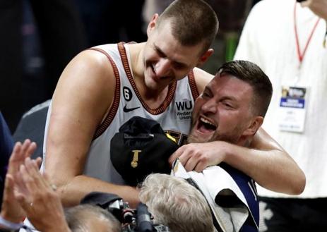 Imagen secundaria 1 - Nikola Jokic, protagonista de las Finales de la NBA.