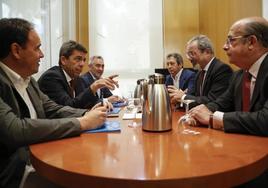 Reunión entre ambas formaciones antes de anunciar el principio de acuerdo