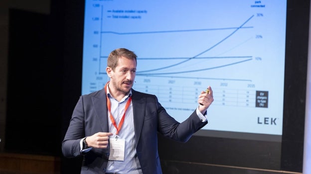 Cristóbal Colón, socio de L.E.K. durante la presentación del informe