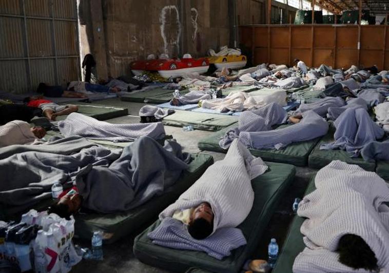 Supervivientes de la tragedia descansan en un albergue improvisado en el puerto de Kalamata, en la región del Peloponeso.