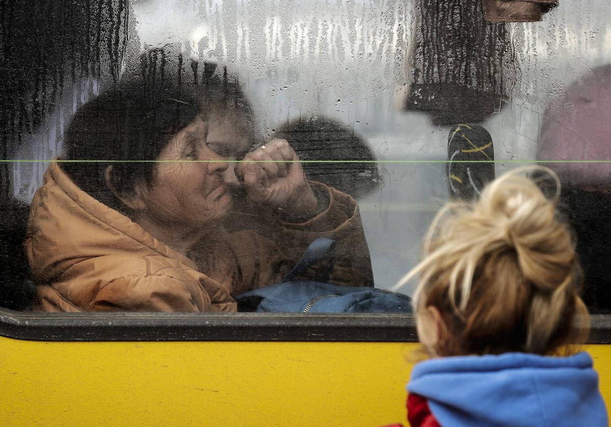 Una mujer en el autobús en el que llega a Zaporiyia