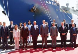 El rey Guillermo Alejandro (4 izqda.) y Felipe VI (4 dcha.), este miércoles durante el acto en el puerto de Algeciras.