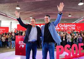 El presidente del Gobierno, Pedro Sánchez (dcha.), junto al expresidente José Luis Rodríguez Zapatero, el pasado marzo en Madrid.