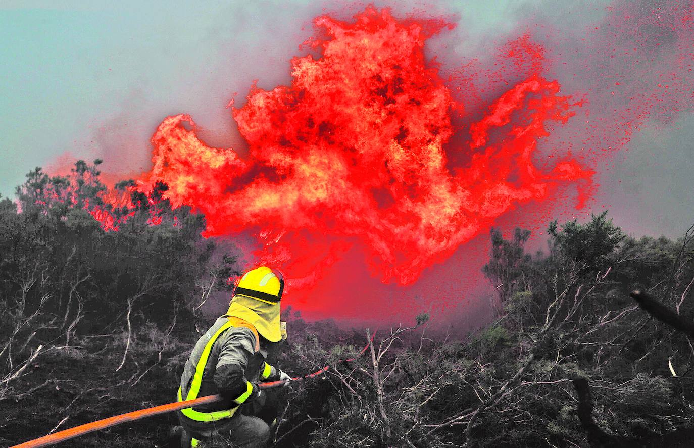 Un bombero se enfrenta al incendio desatado en marzo en Baleira, parroquia de Cubilledo, en Lugo.