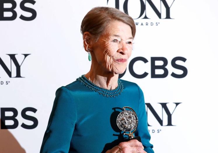 Glenda Jackson recibe el Tony en 2018.