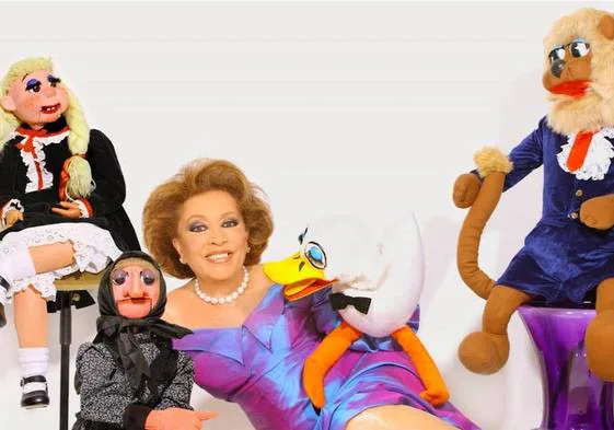 Mari Carmen junto a sus famosos muñecos, sus 'hijos' escénicos.