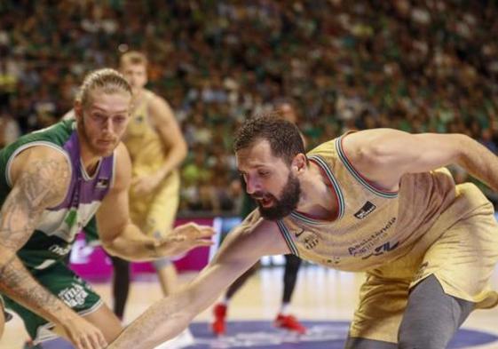 Nikola Mirotic (d), durante un partido de las semifinales de la Liga Endesa contra el Unicaja.