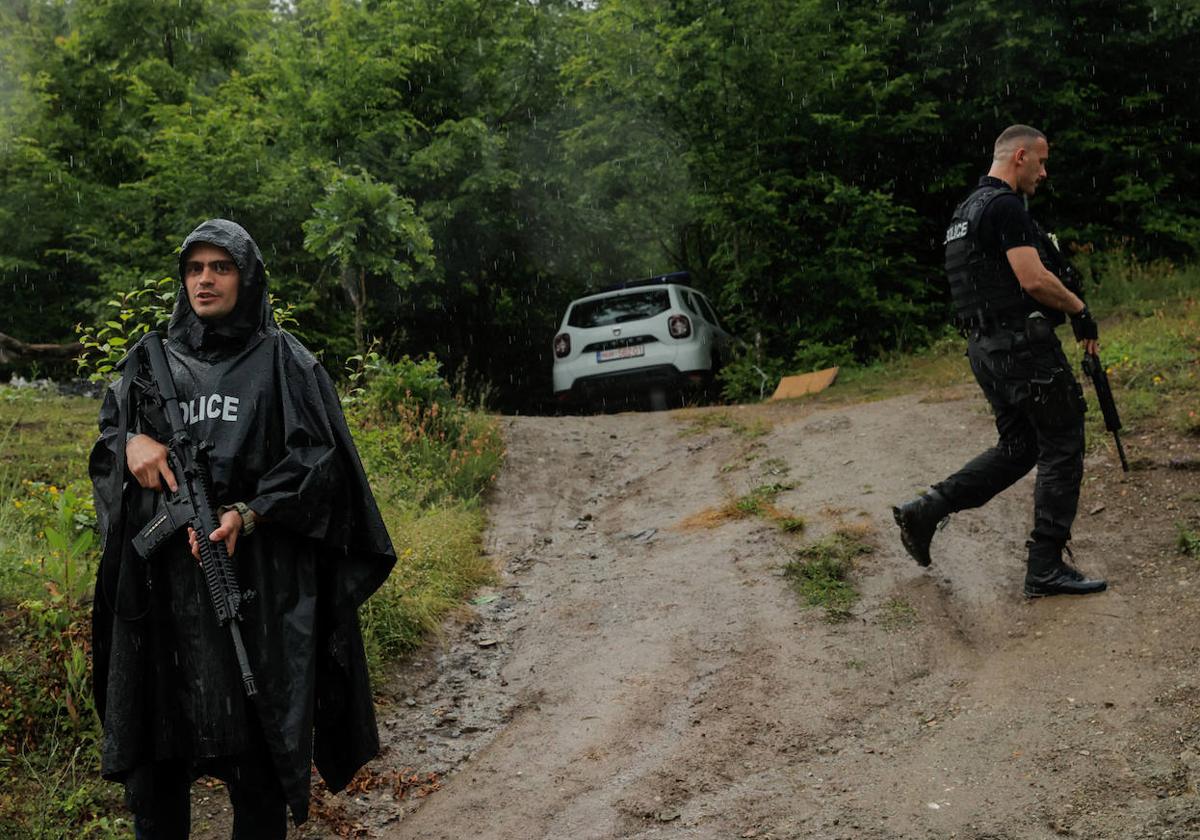 Dos policías kosovares vigilan la frontera con Serbia