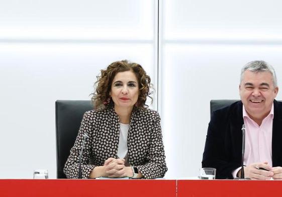 El secretario de Organización del Partido Socialista, Santos Cerdán, y la vicesecretaria general del PSOE y ministra de Hacienda, María Jesús Montero