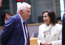 La ministra de Defensa española, Margarita Robles, charla con el jefe de la diplomacia europea, Josep Borrell.