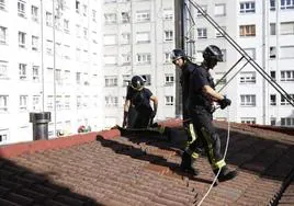 Los bomberos se preparan para descolgarse desde el tejado del edificio de la calle Fundición.