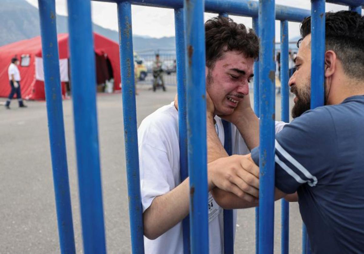 Dos hermanos se reencuentran tras el naufragio.