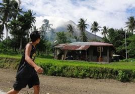 Más de 20.000 evacuados por la erupción de un volcán en Filipinas