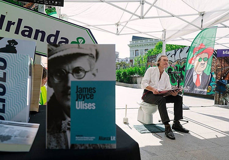 El actor Jonathan Mellor lee pasaje del capitulo 4 dl 'Uslises'