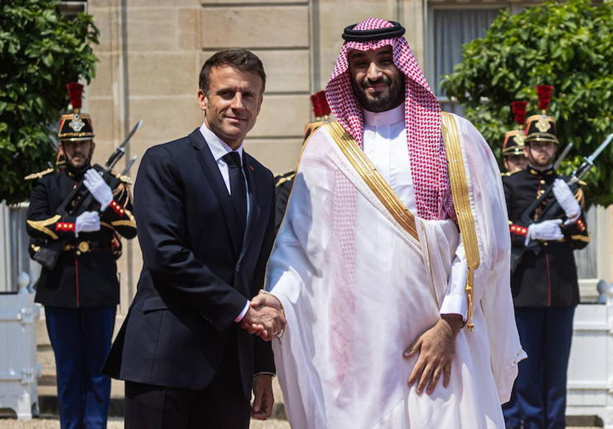 El presidente francés, Emmanuel Macron, estrecha la mano del príncipe heredero saudí, Mohammed Bin Salman, a su llegada al Palacio del Elíseo