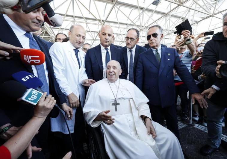 El Papa vuelve al Vaticano tras nueve días hospitalizado
