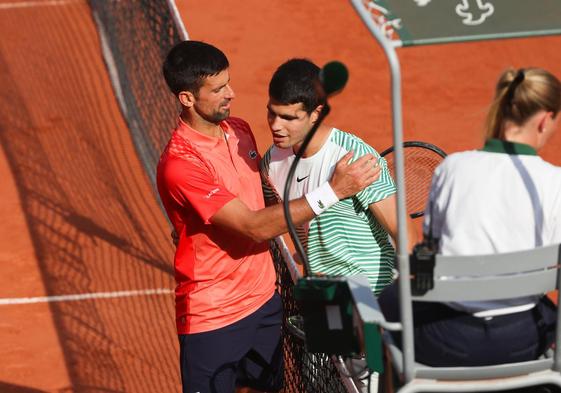 Novak Djokovic intenta consolar a Carlos Alcaraz tras eliminar al jugador español en semifinales de Roland Garros.