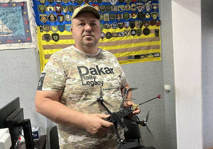 Aleksdanr con su dron suicida.