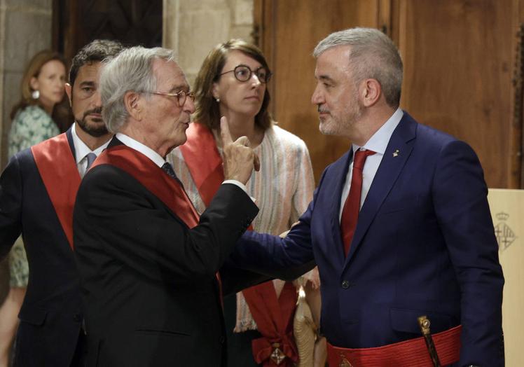 El socialista Jaume Collboni saluda al candidato de JxCat, Xavier Trias, tras ser elegido este sábado nuevo alcalde de Barcelona.