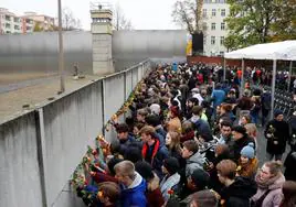 Conmemoración en el tramo de Bernauer Strasse de la rotura del Muro de Berlín.