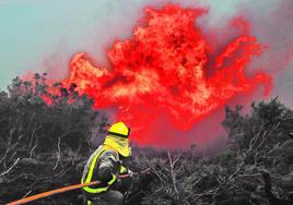 Un bombero se enfrenta al incendio desatado en marzo en Baleira, parroquia de Cubilledo, en Lugo.