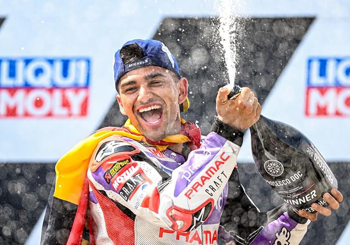 Jorge Martín, celebrando la victoria en Alemania.