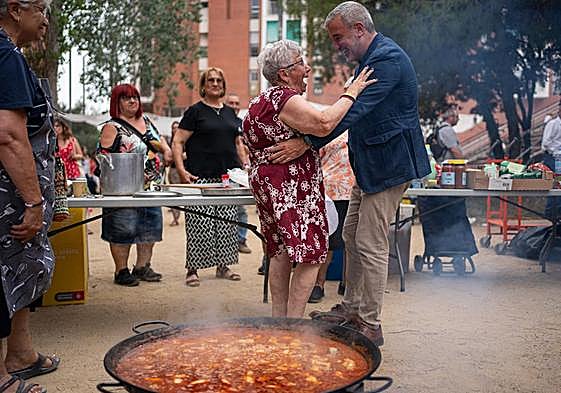 Collboni saluda este domingo a una vecina de La Marina en su estreno como alcalde.