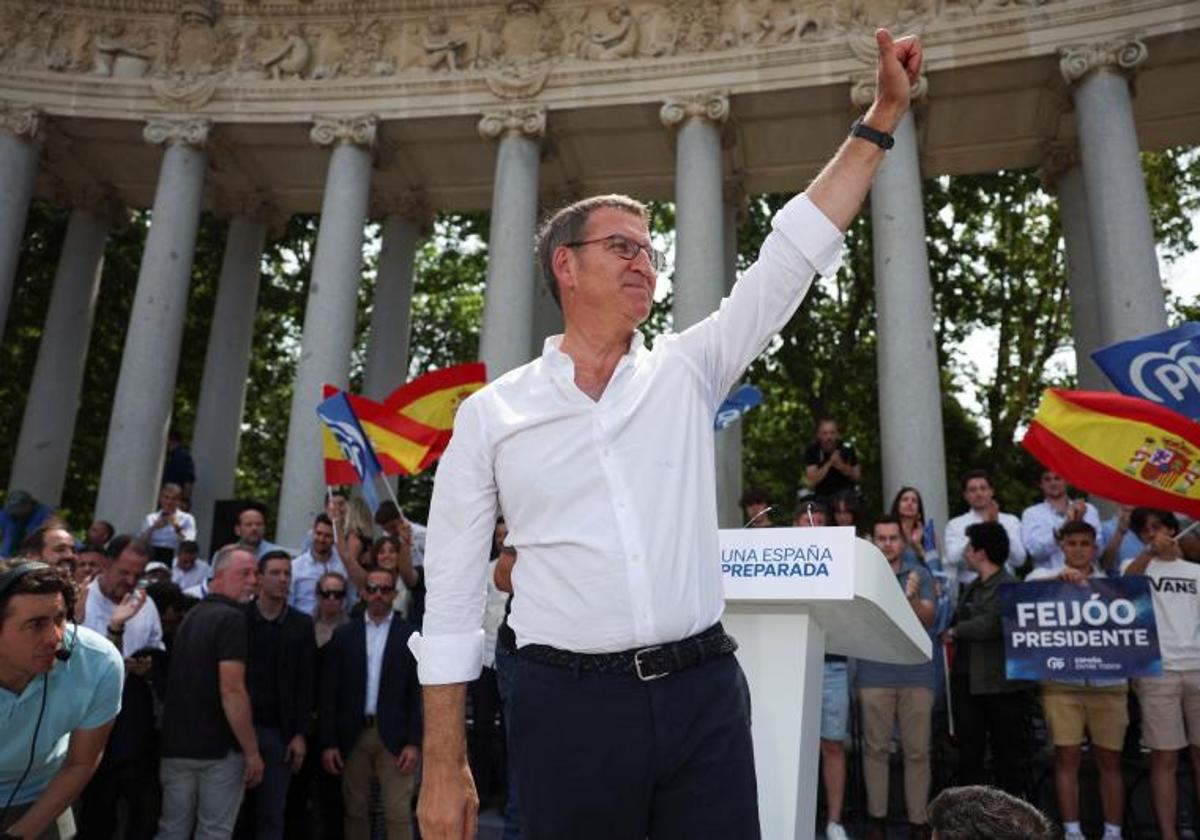 Feijóo saluda a los asistentes al acto celebrado este domingo en Madrid.