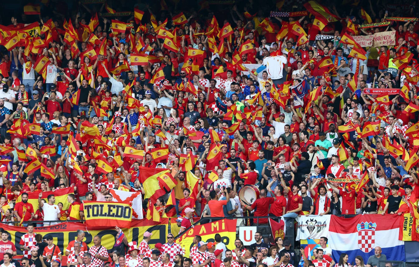 Aficionados españoles y croatas dentro del estadio antes del partido.