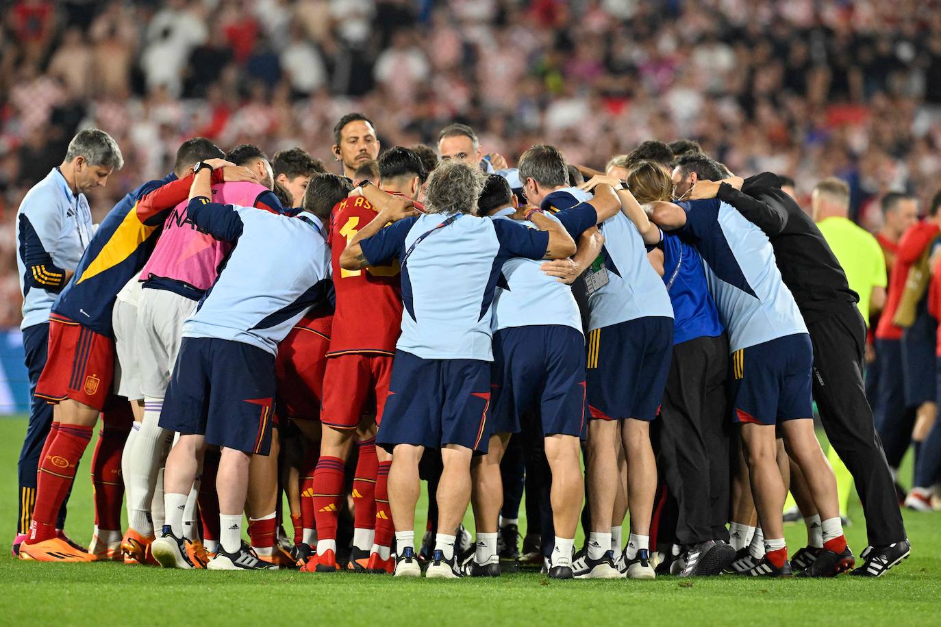 Los jugadores y el personal de España se reúnen antes de la tanda de penaltis durante el partido de fútbol final de la Liga de Naciones de la UEFA entre Croacia y España en el estadio De Kuip en Rotterdam.