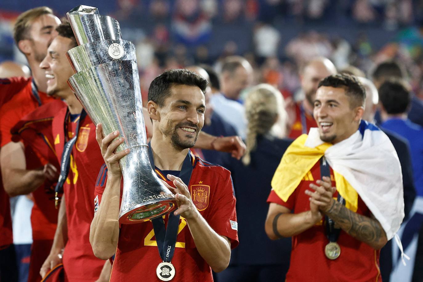 El defensa español Jesús Navas sostiene la copa de la Liga de Naciones de la UEFA mientras celebra después de ganar la tanda de penaltis y el partido de fútbol final de la Liga de Naciones de la UEFA entre Croacia y España en el Estadio De Kuip en Rotterdam el 18 de junio de 2023.