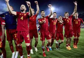 Los jugadores de la selección española de fútbol celebran el título, tras la final de la Liga de Naciones.