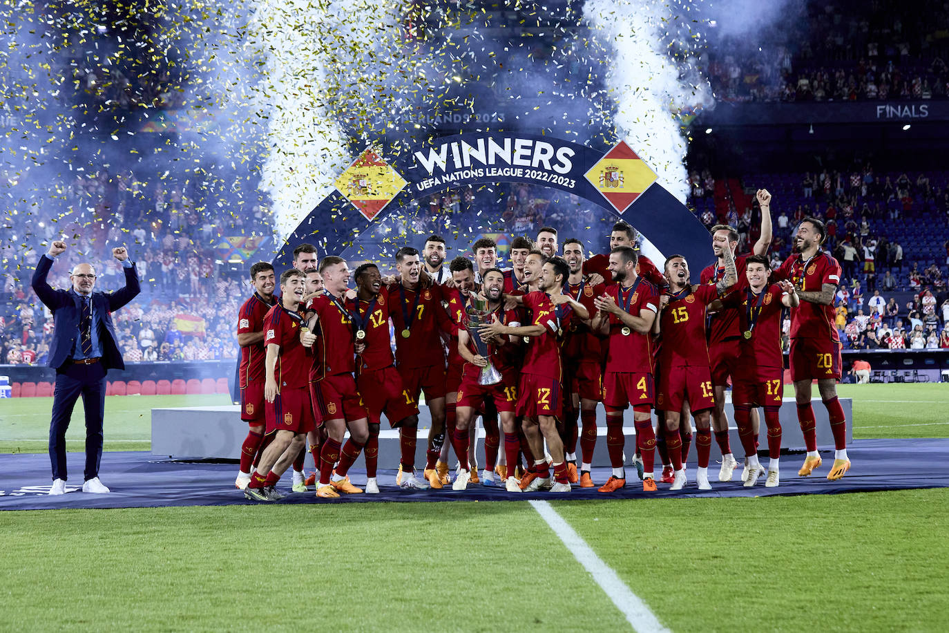 Los jugadores y el equipo técnico de la selección española de fútbol posan con el trofeo, tras ganar la final de la Liga de Naciones.