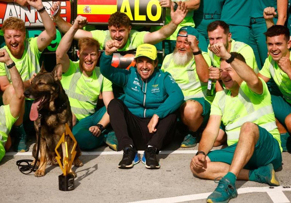 Fernando Alonso celebra junto a su equipo el segundo puesto en el GP de Canadá.