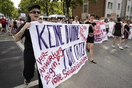 Protestas en Berna (Suiza) antes de un concierto de Rammstein contra el cantante contra el cantante de la banda Till Lindemann por las denuncias de abusos.