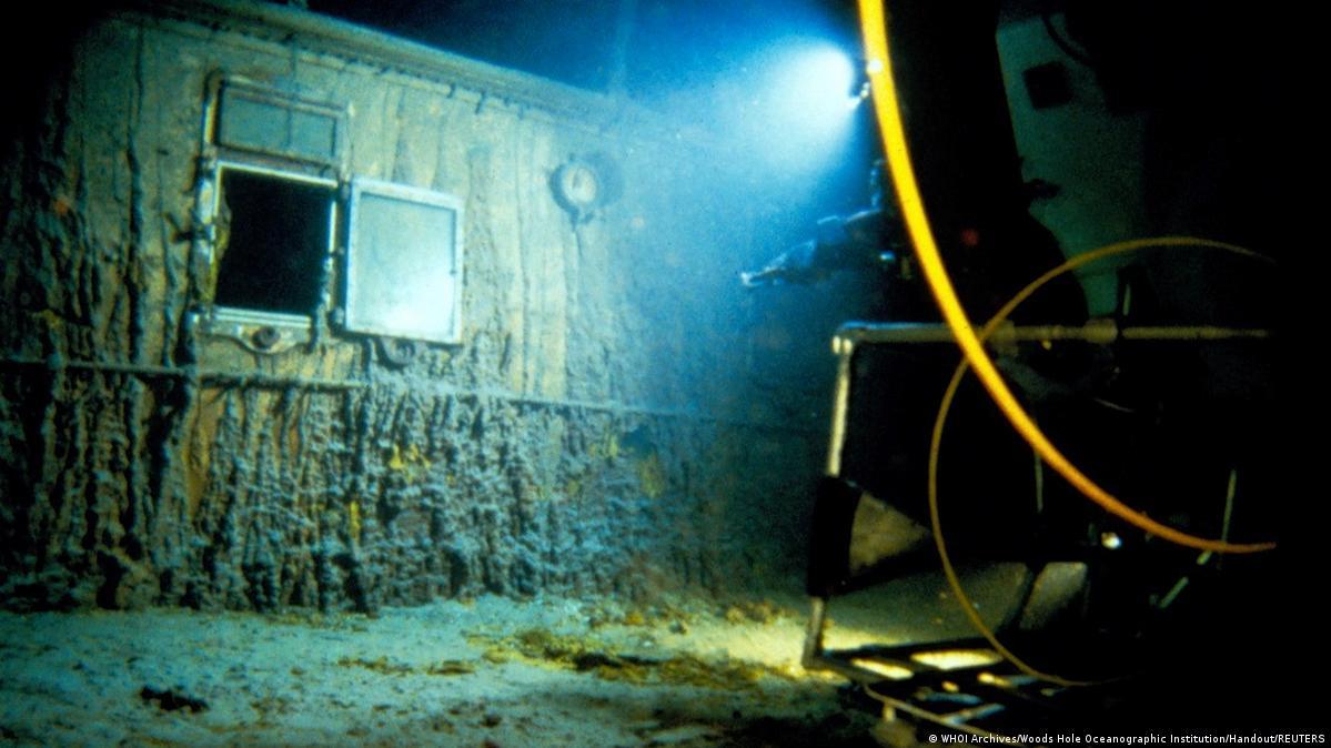 In 1986, a robot captures a part of the ship's structure colonized by the Halomonos Titanicae bacterium.