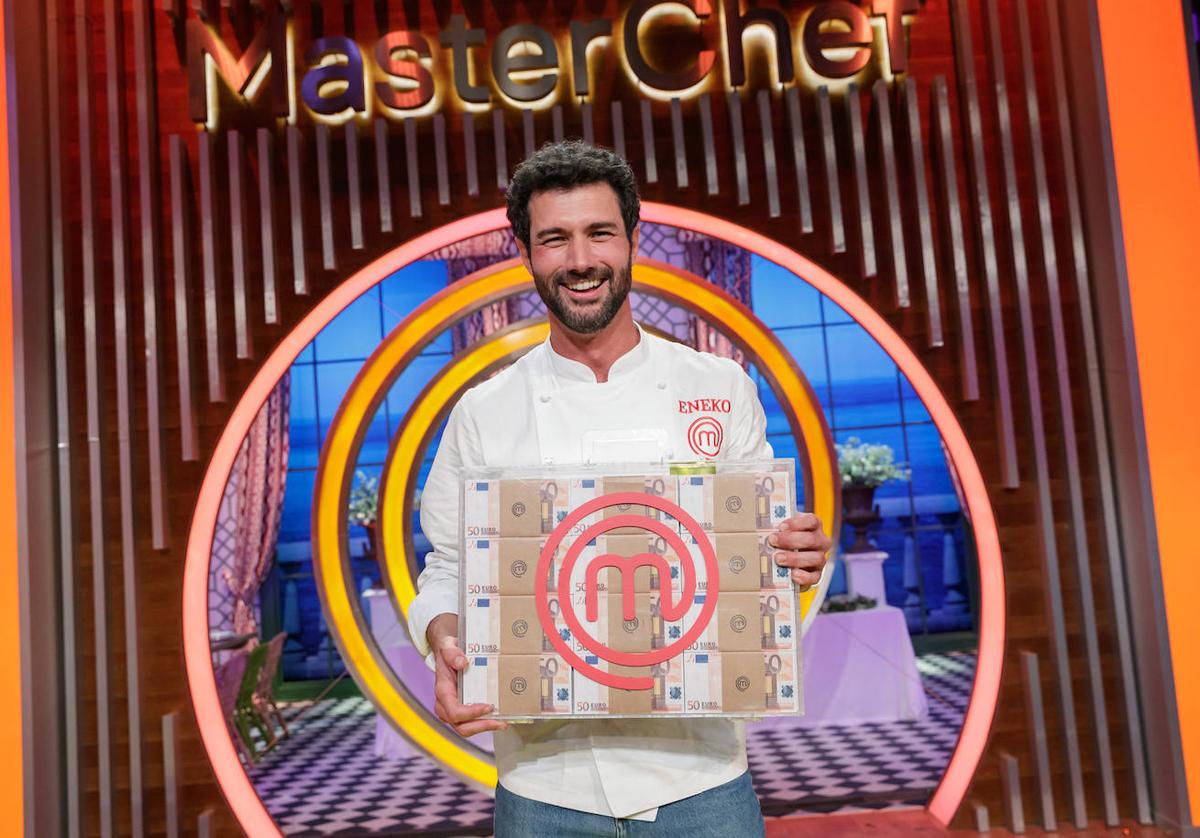 Eneko Fernández, con los cien mil euros del premio de 'MasterChef'.