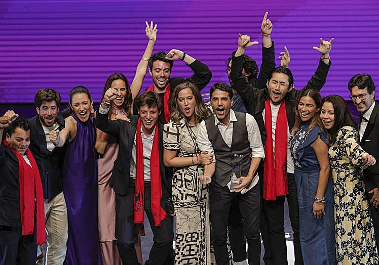 Los chefs del restaurante peruano «Central», Virgilio Martínez (quinto por la derecha) y Pía León (sexto por la derecha) y su equipo reciben el premio al mejor restaurante del mundo en 2023.