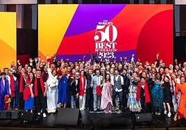 Foto de familia de los chefs premiados este martes en la gala de 'The World's 50 Best' celebrada en Valencia.