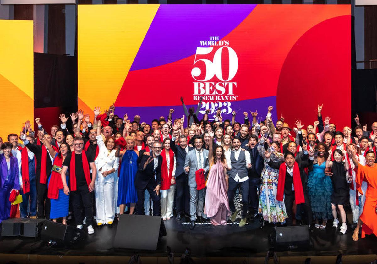 Foto de familia de los chefs premiados este martes en la gala de 'The World's 50 Best' celebrada en Valencia.