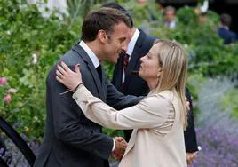 El presidente francés, Emmanuel Macron, recibe a la primera ministra de Italia, Giorgia Meloni, en el Palacio del Eliseo