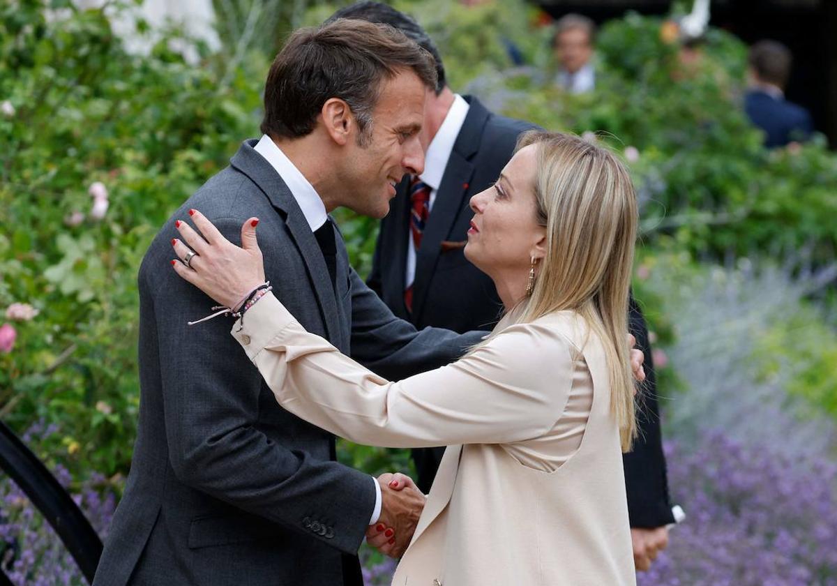 El presidente francés, Emmanuel Macron, recibe a la primera ministra de Italia, Giorgia Meloni, en el Palacio del Eliseo