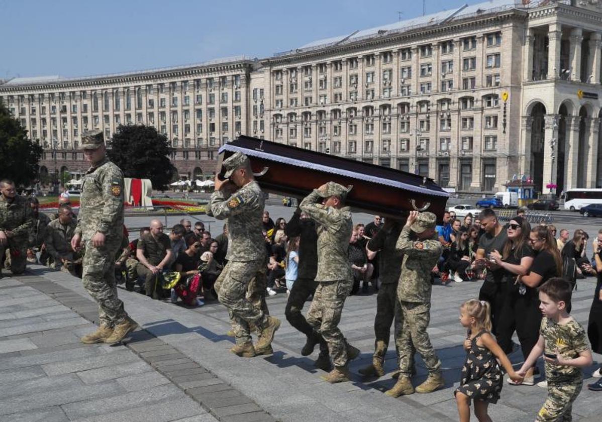 Ceremonia de despedida en la Plaza de la Independencia en Kiev a un soldado ucraniano muerto en combate.