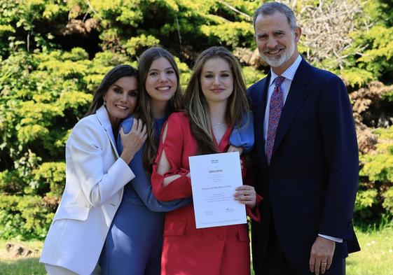 Los Reyes Felipe y Letizia posan junto a sus hijas tras el acto de graduación de la princesa Leonor.