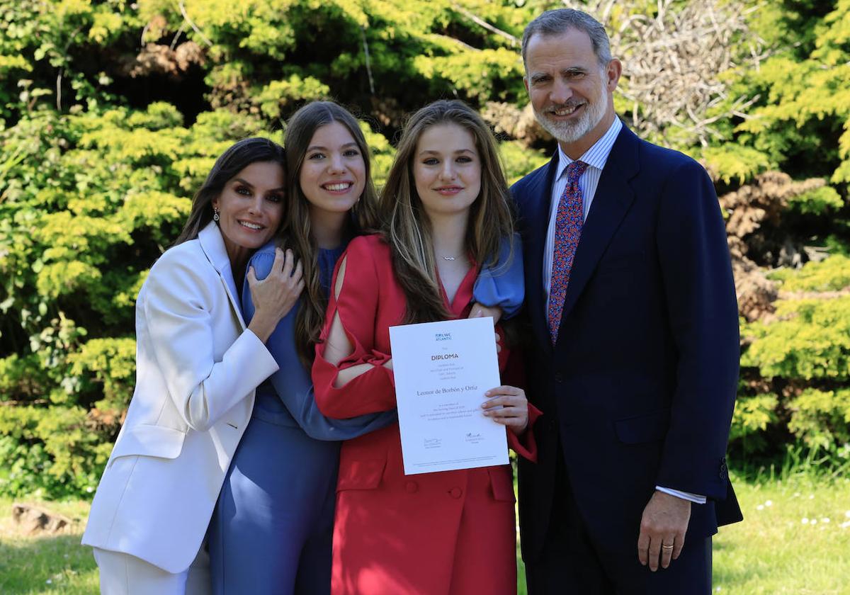 Los Reyes Felipe y Letizia posan junto a sus hijas tras el acto de graduación de la princesa Leonor.