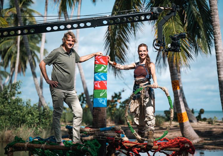 Julián Iantzi y Raquel Sánchez Silva, los presentadores de 'El conquistador', durante las grabaciones en República Dominicana.