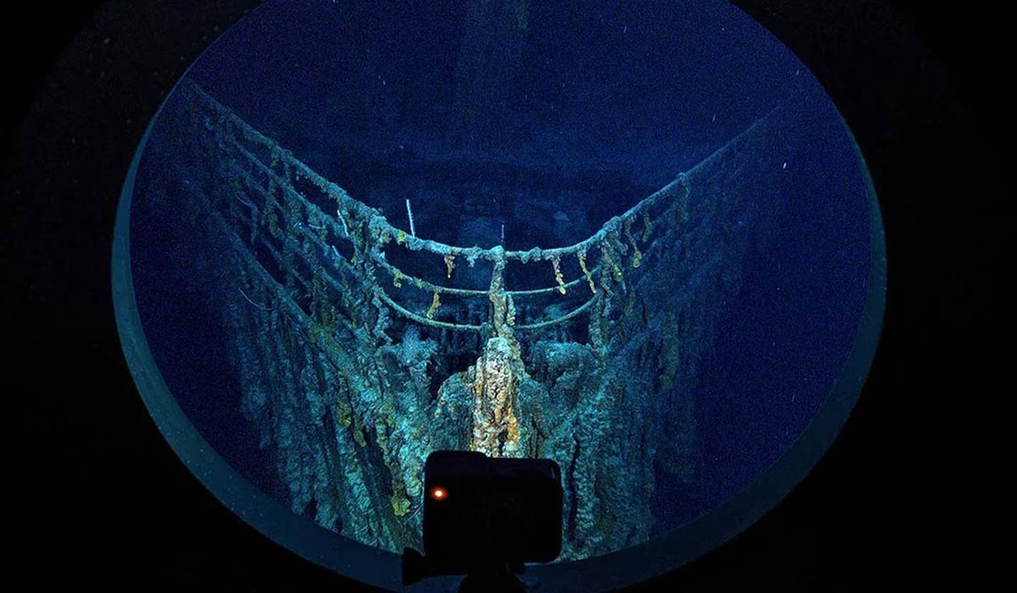 Vista de la proa del Titanic desde el ojo de buey del minisubmarino