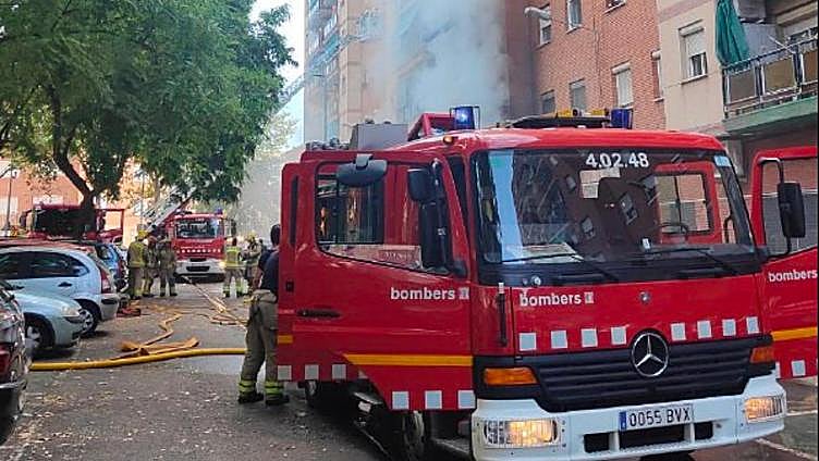 Una mujer muere tras tirarse por la ventana huyendo de las llamas en un piso en Lleida