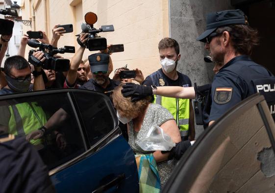 La alcaldesa de Sitges, Aurora Carbonell, es conducida este miércoles por la mañana por varios agentes a un coche de la Policía Nacional.