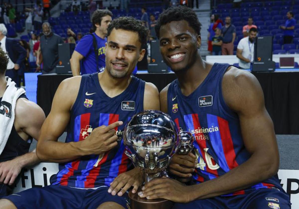 James Nnaji (d), junto a Óscar da Silva, con el trofeo de campeón de la Liga Endesa.